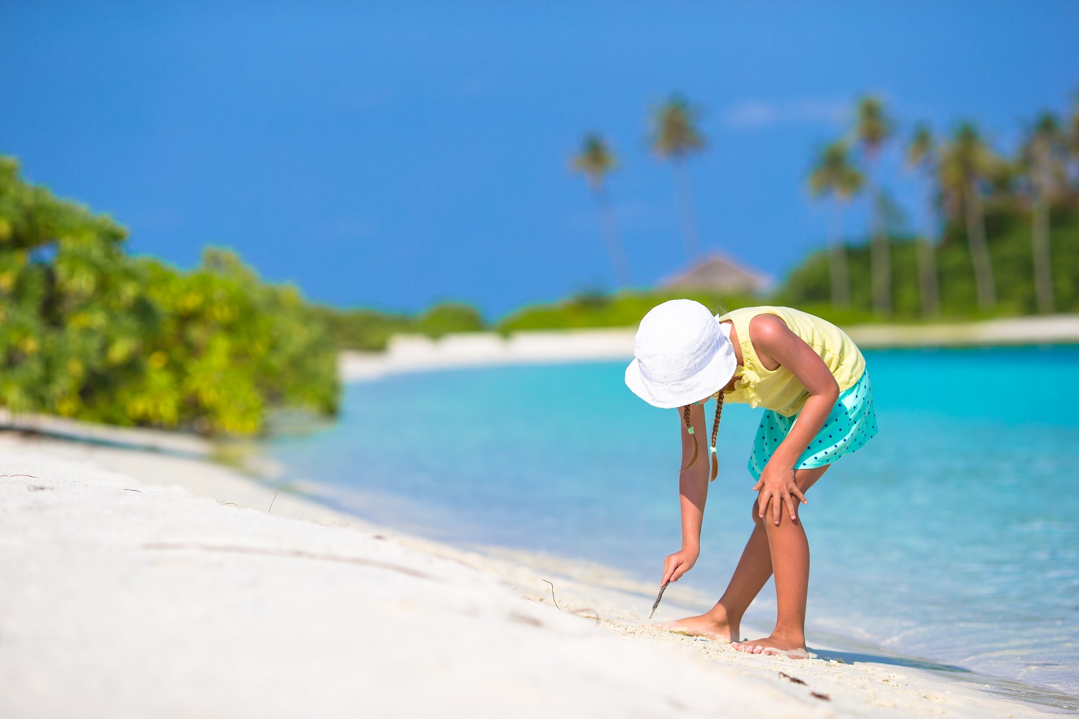 niño en playa de punta cana